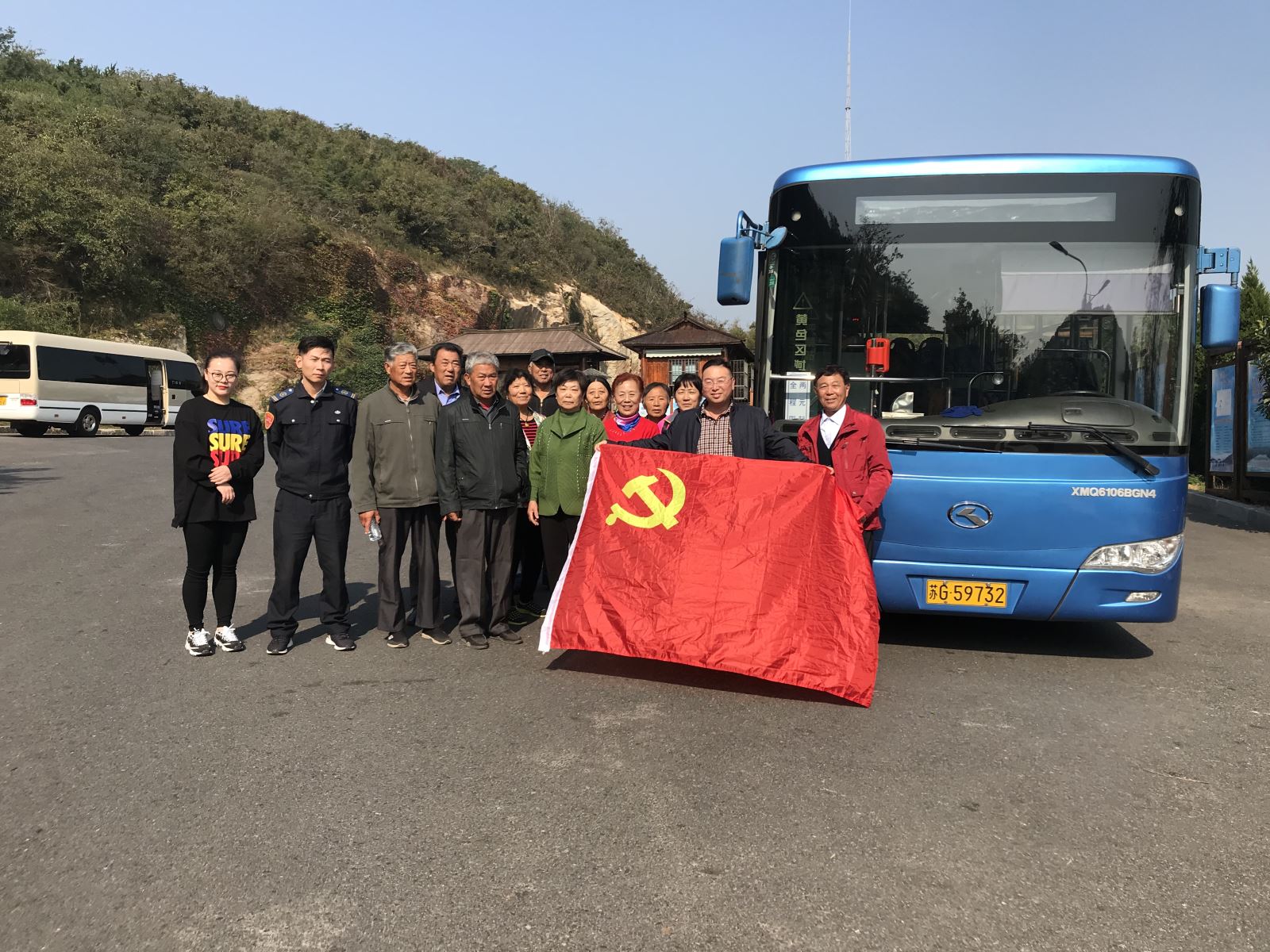 公交集团东部公司联手板桥社区开展文明共建活动  喜迎重阳节